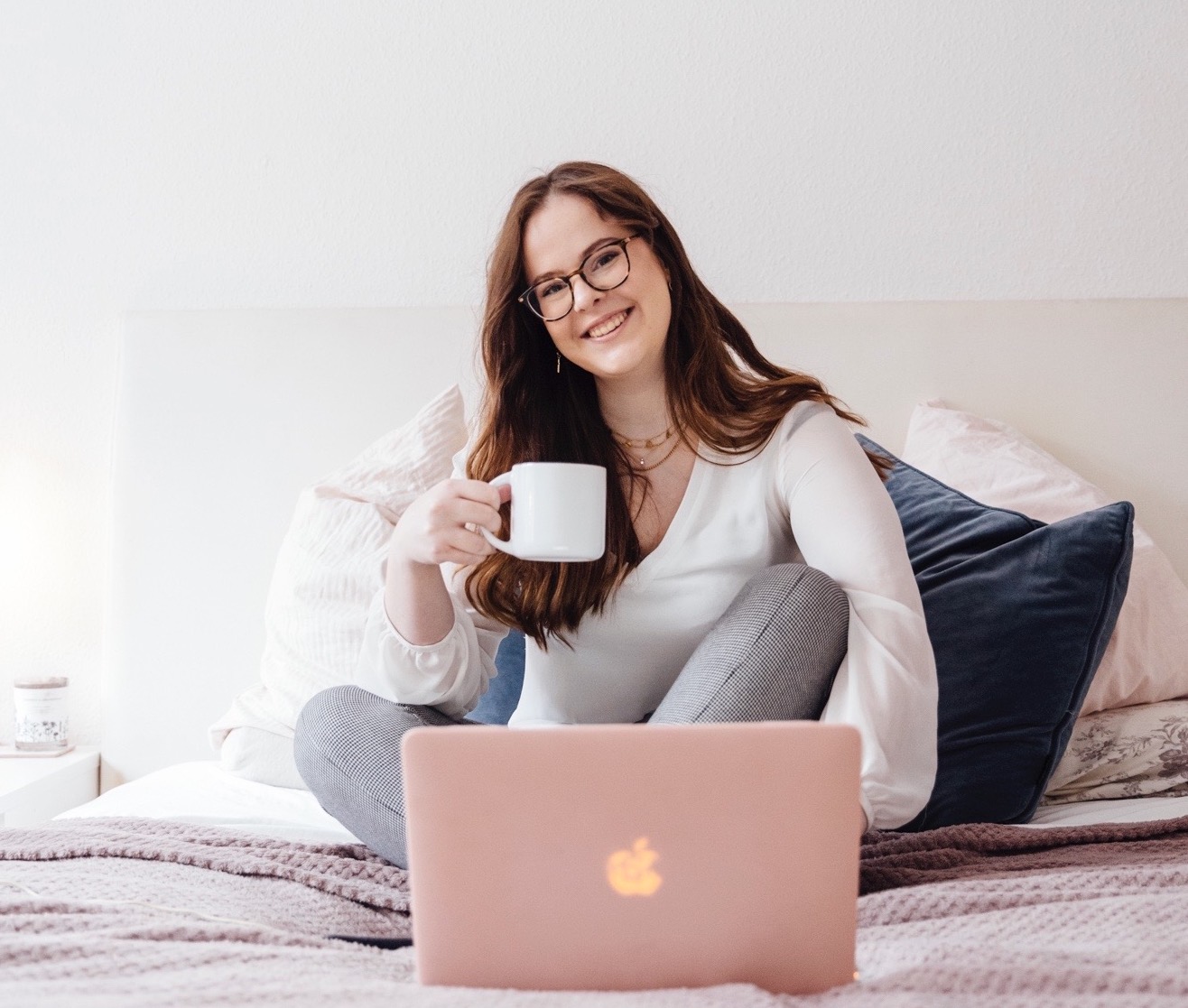 Women sitting on a bed drinking coffee. Entrepreneur. Marketing. podcast. blogger